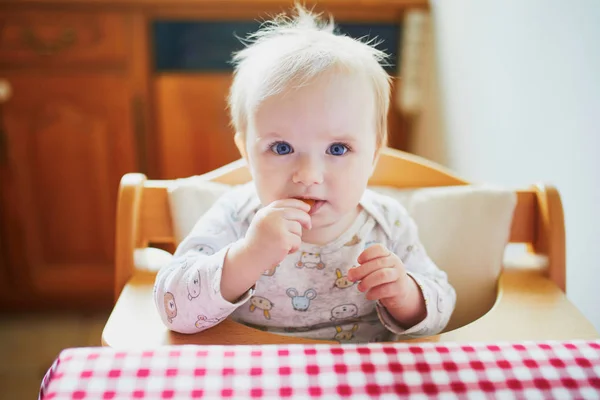 Carina Bambina Che Nutre Finger Food Cucina Ragazzino Che Mangia — Foto Stock