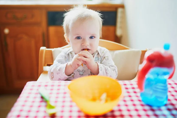 Söt Baby Flicka Utfodring Själv Med Plockmat Köket Lilla Ungen — Stockfoto