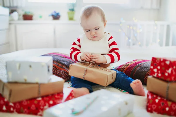 Счастливая Маленькая Девочка Одетая Теплый Праздничный Свитер Открывает Рождественские Подарки — стоковое фото