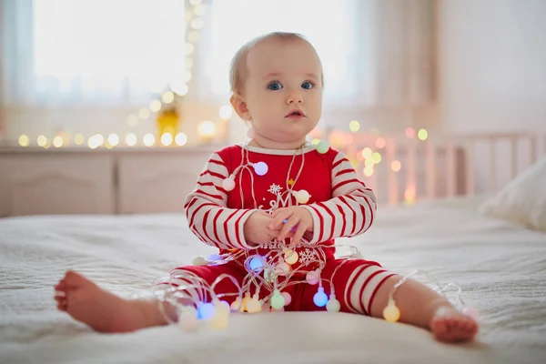 Szczęśliwy Dziecko Dziewczynka Piżamie Gra Łańcuchów Jej Pierwsze Boże Narodzenie — Zdjęcie stockowe
