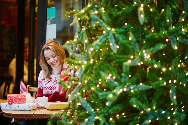 Allegro Ragazza Maglione Vacanza Bere Caffè Cioccolata Calda Caffè Decorato — Foto Stock