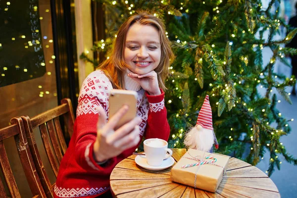 Neşeli Genç Kız Tatil Kazaklı Kafede Kahve Fincanı Noel Hediyesi — Stok fotoğraf