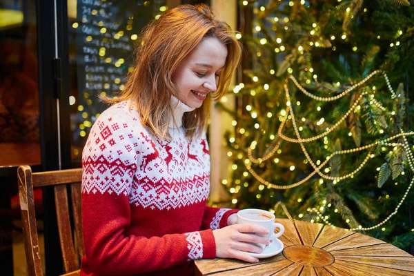 Jovencita Alegre Suéter Vacaciones Bebiendo Café Chocolate Caliente Cafetería Decorada —  Fotos de Stock