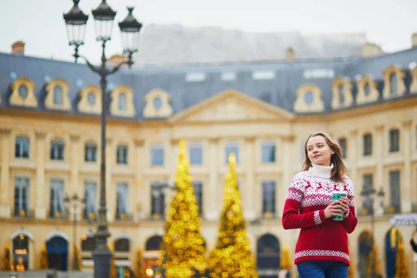 愉快的年轻女孩在假日毛衣走与热饮去巴黎装饰圣诞节街道 — 图库照片