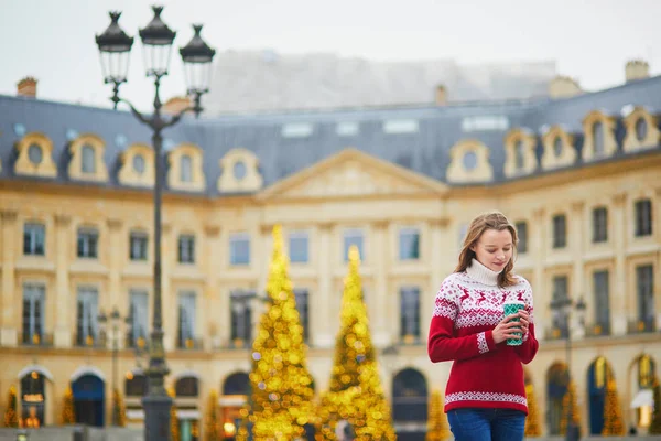 Glückliches Junges Mädchen Urlaubspullover Das Mit Heißgetränk Auf Eine Weihnachtlich — Stockfoto