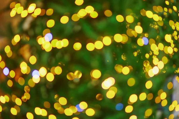 Luces Vacaciones Abstractas Árbol Navidad Decorado Con Cuentas Guirnaldas Doradas —  Fotos de Stock