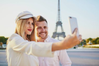 Romantik Çift selfie alarak Eyfel Kulesi yakınındaki. Şehrin keyfini turistler de Paris