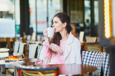 Güzel ve genç birbayan içme kahve açık kafe ya da Restoran, Paris, Fransa