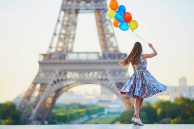 Renkli balonlar Paris, Fransa'da Eyfel Kulesinin yakınında dans grup ile güzel genç kadın