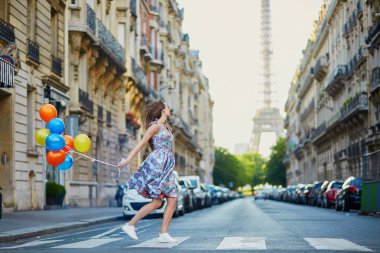 Paris, Fransa karşısında çalışan renkli balonlarla güzel genç kız