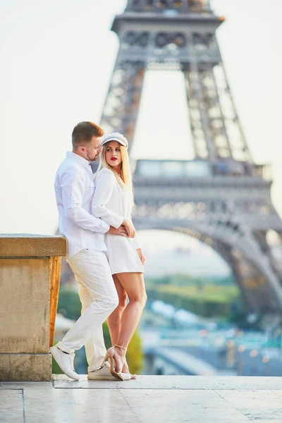 Casal Romântico Ter Encontro Perto Torre Eiffel Turistas Paris Desfrutam — Fotografia de Stock