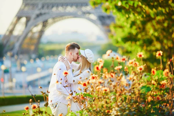 Casal Romântico Ter Encontro Perto Torre Eiffel Turistas Paris Desfrutam — Fotografia de Stock