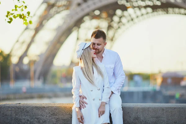 Romantyczna Para Dacie Pobliżu Wieży Eiffla Turystów Paryżu Korzystających Miasta — Zdjęcie stockowe