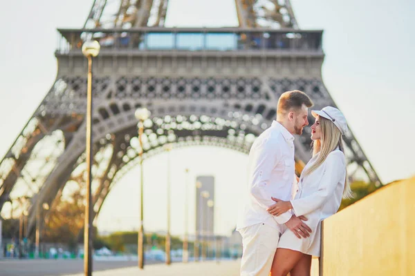 Casal Romântico Ter Encontro Perto Torre Eiffel Turistas Paris Desfrutam — Fotografia de Stock