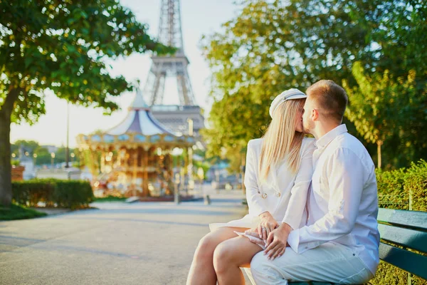 Romantický Pár Datum Eiffelovu Věž Turisté Paříži Těší Město — Stock fotografie