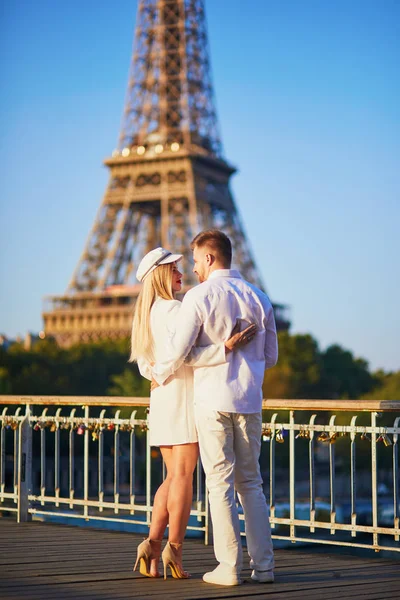 Романтична Пара Дати Поблизу Ейфелевої Вежі Туристи Парижі Насолоджуючись Міста — стокове фото