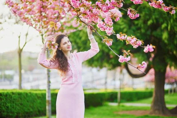 Szczęśliwa Młoda Kobieta Różowej Sukience Ciesząc Się Kwiat Wiśni Sezonu — Zdjęcie stockowe