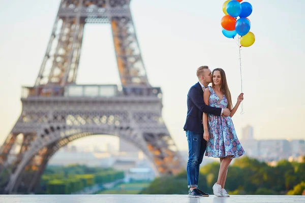 恩爱夫妻束五颜六色的气球 在法国巴黎的埃菲尔铁塔附近接吻 — 图库照片