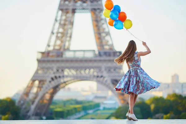 美丽的年轻女子 与束五颜六色的气球 在法国巴黎的埃菲尔铁塔附近跳舞 — 图库照片
