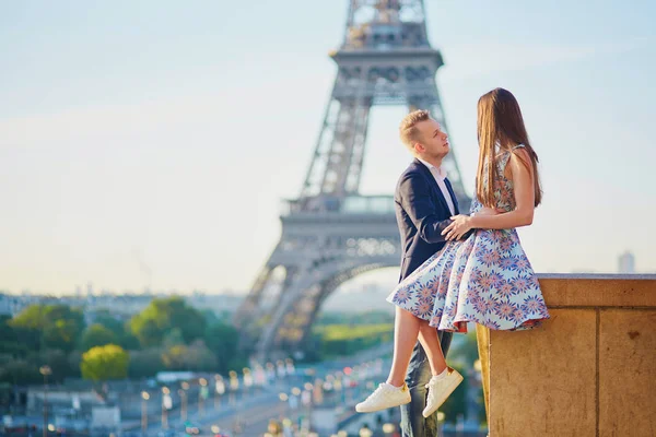 Romantische Paar Buurt Van Eiffeltoren Parijs Frankrijk — Stockfoto