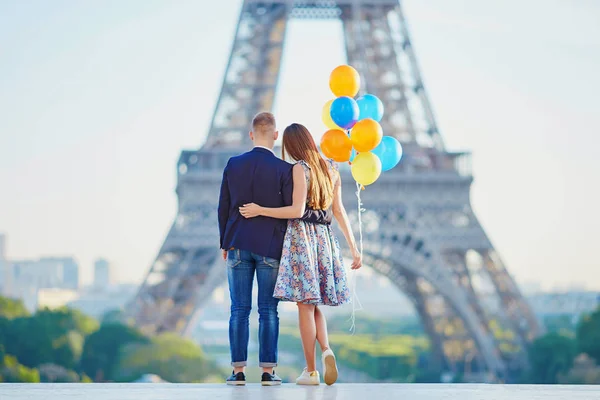 Romantyczna Para Razem Paryżu Kilka Kolorowych Balonów Patrząc Wieży Eiffla — Zdjęcie stockowe