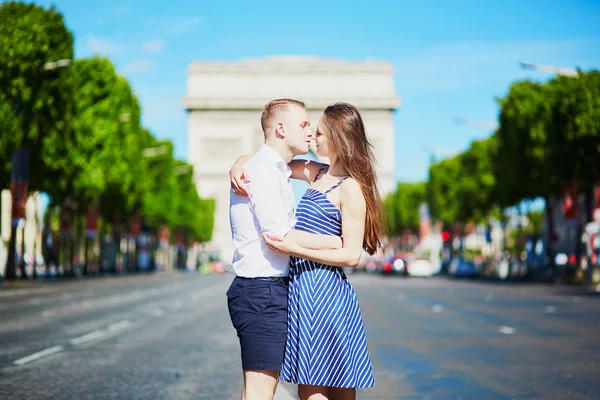 Pareja Besándose Frente Arco Triunfal París Francia —  Fotos de Stock