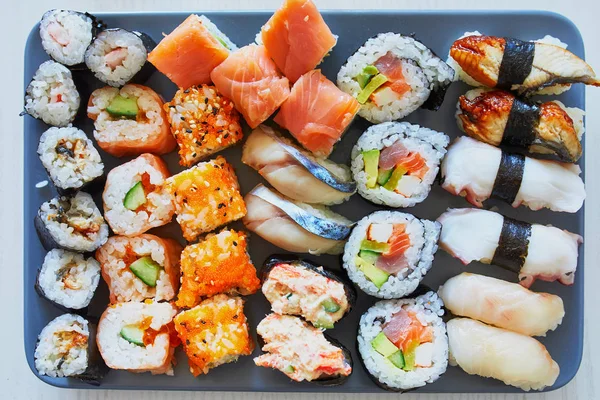 Varietà Sushi Servito Piatto Cibo Giapponese Casa Ristorante Portare Cibo — Foto Stock