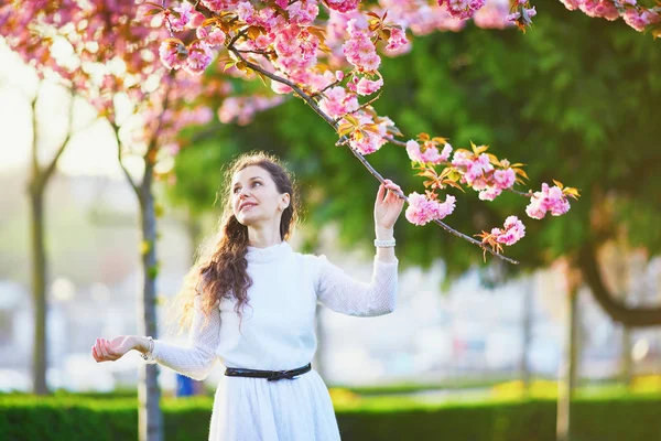 Feliz Joven Vestido Blanco Disfrutando Temporada Flores Cerezo París Francia —  Fotos de Stock