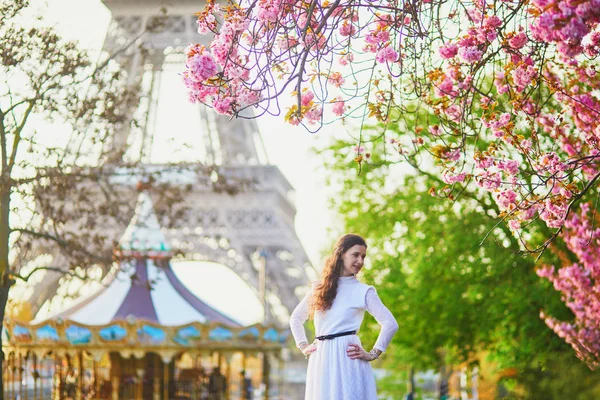 Feliz Joven Vestido Blanco Disfrutando Temporada Flores Cerezo París Francia —  Fotos de Stock