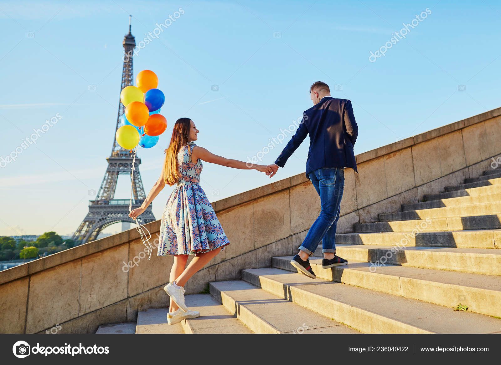 Pareja Romántica Con Globos Colores Cerca Torre Eiffel París