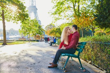 Paris, Fransa'da Eyfel yakınındaki aşık romantik çift kule