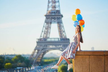Fransa'nın Paris, Eyfel Kulesi yakınındaki renkli balonlar sürü güzel genç kadın