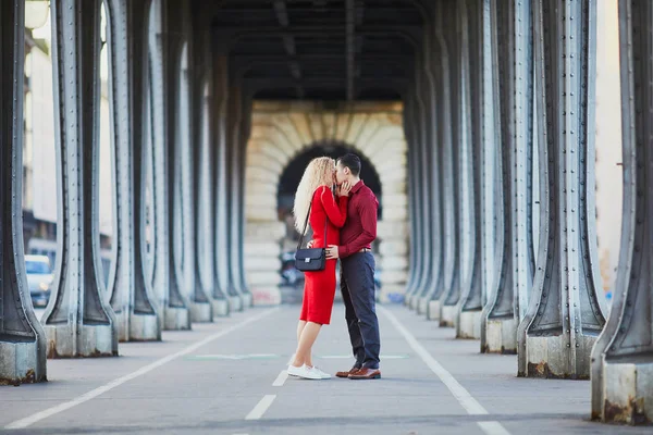 Pareja Romántica Enamorada Besándose Puente Bir Hakeim París Francia — Foto de Stock