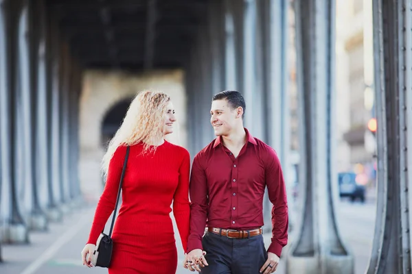 Couple Romantique Amoureux Marchant Sur Pont Bir Hakeim Paris France — Photo