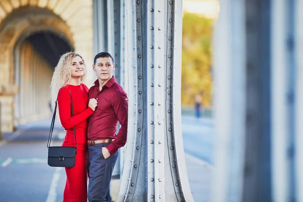 Paris Fransa Bir Hakeim Köprüde Yürürken Aşık Romantik Çift — Stok fotoğraf