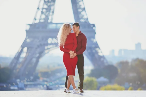 Romantic Couple Love Eiffel Tower Paris France — Stock Photo, Image