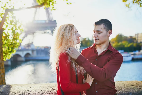 Romantyczna Para Zakochana Pobliżu Eiffel Tower Paryż Francja — Zdjęcie stockowe