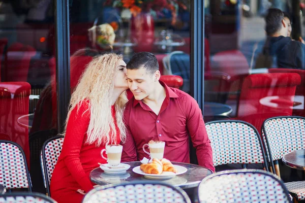 パリの屋外カフェでロマンチックなカップルは美しい コーヒーを飲むと パリのレストランでクロワッサンを食べる観光客 — ストック写真