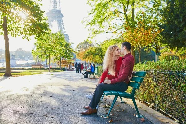 Romantiska Par Kärlek Nära Eiffel Tornet Paris Frankrike — Stockfoto