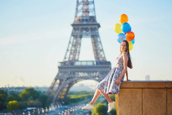 Vacker Ung Kvinna Med Massa Färgglada Ballonger Nära Eiffeltornet Paris — Stockfoto