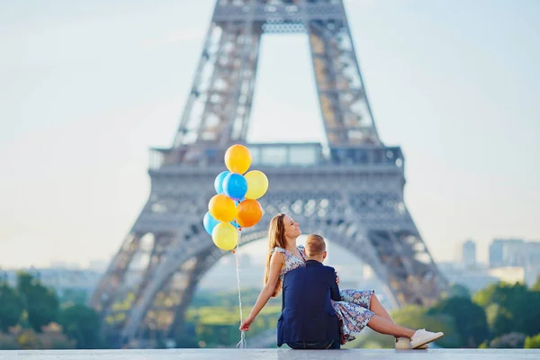 Pareja Cariñosa Con Montón Globos Colores Besándose Cerca Torre Eiffel — Foto de Stock