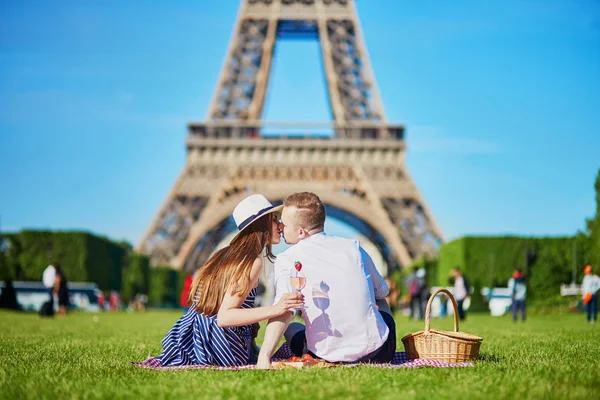 Romantyczna Para Piknik Trawie Wina Owoców Pobliżu Wieży Eiffla Paryżu — Zdjęcie stockowe