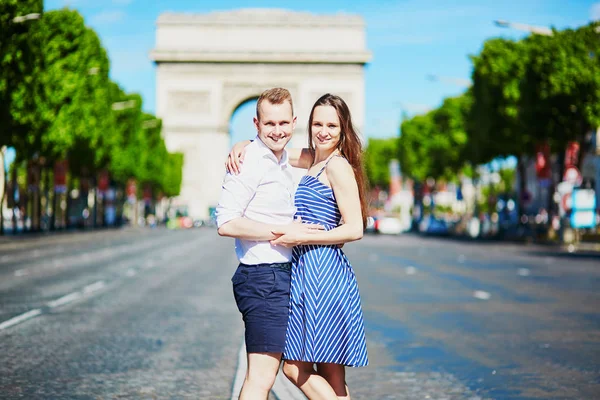 Pareja Caminando Frente Arco Triunfal París Francia —  Fotos de Stock
