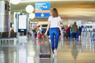 Uluslararası Havaalanı Bagaj, onu uçuş için hazır ile yürüme genç kadın