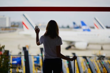Uluslararası Havaalanı, uçak pencereden bakarak genç kadın silüeti