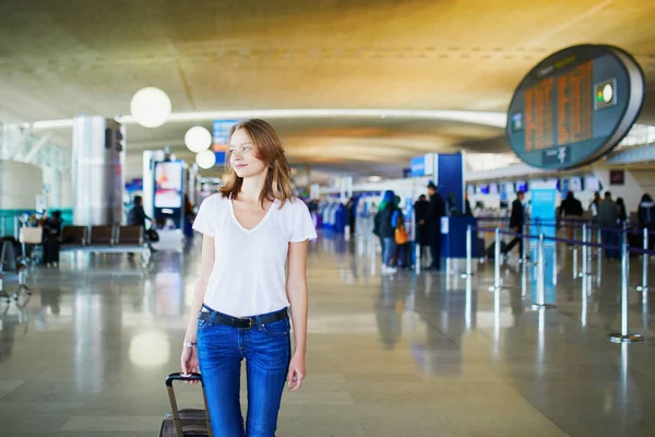 Mladá Žena Chůzi Zavazadly Připravena Pro Její Let Mezinárodní Letiště — Stock fotografie