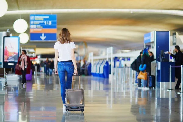 Giovane Donna Aeroporto Internazionale Piedi Con Bagagli Pronto Suo Volo — Foto Stock