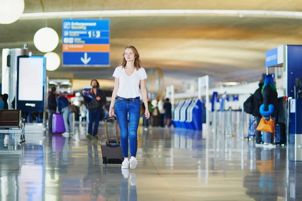 Mujer Joven Aeropuerto Internacional Caminando Con Equipaje Lista Para Vuelo — Foto de Stock