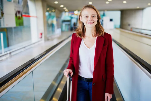 Mujer Joven Aeropuerto Internacional Con Equipaje Viajero — Foto de Stock