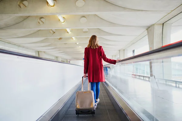 Uluslararası Havaalanı Bagaj Travelator Tarih Ile Genç Kadın — Stok fotoğraf